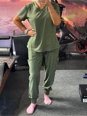 NWT Scrubs - Med Couture Scrubs set Joggers and V Neck women’s Medium Olive 🫒